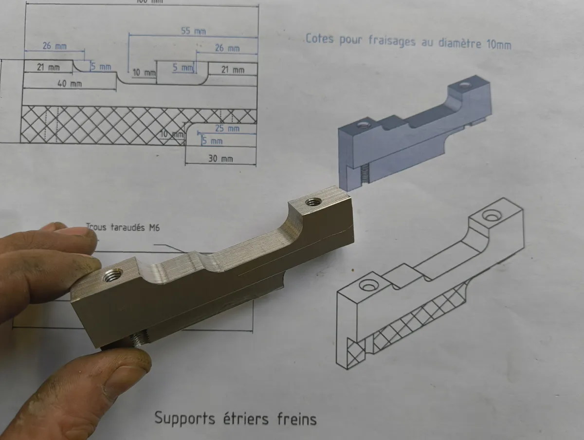 Plan coté d’un support d’étriers de frein avec la pièce usinée