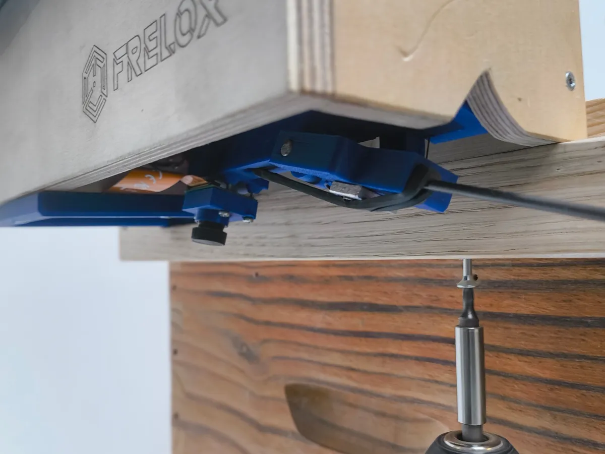 Installation du Frelox sur une ruche avec des vis et un branchement