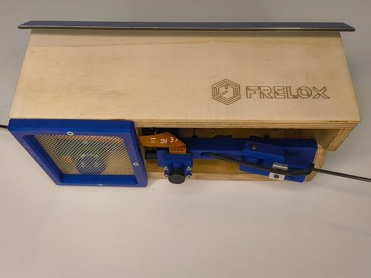 Frelox vu de face, boîtier de protection de ruche contre le frelon asiatique