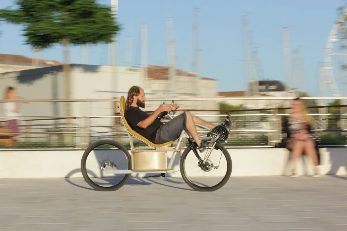 Conducteur allongé sur le vélo horizontal en aluminium