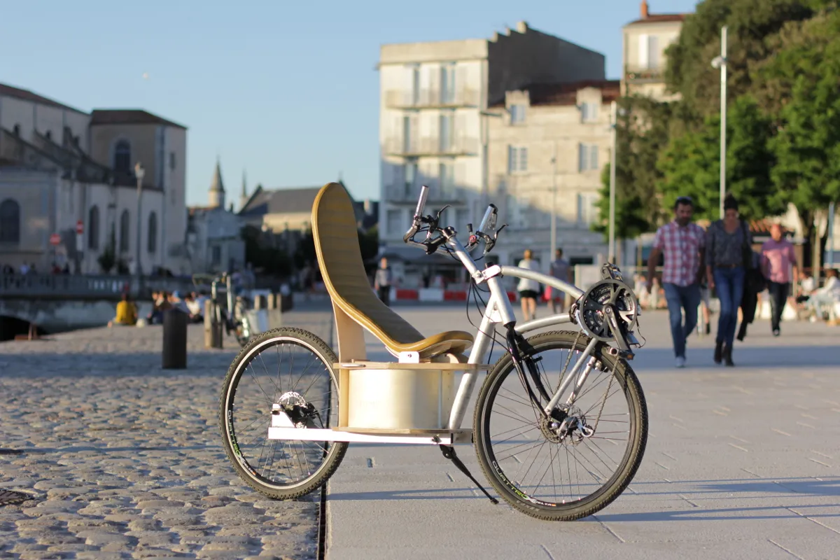 Vélo horizontal à assise en contreplaqué, vue trois-quarts