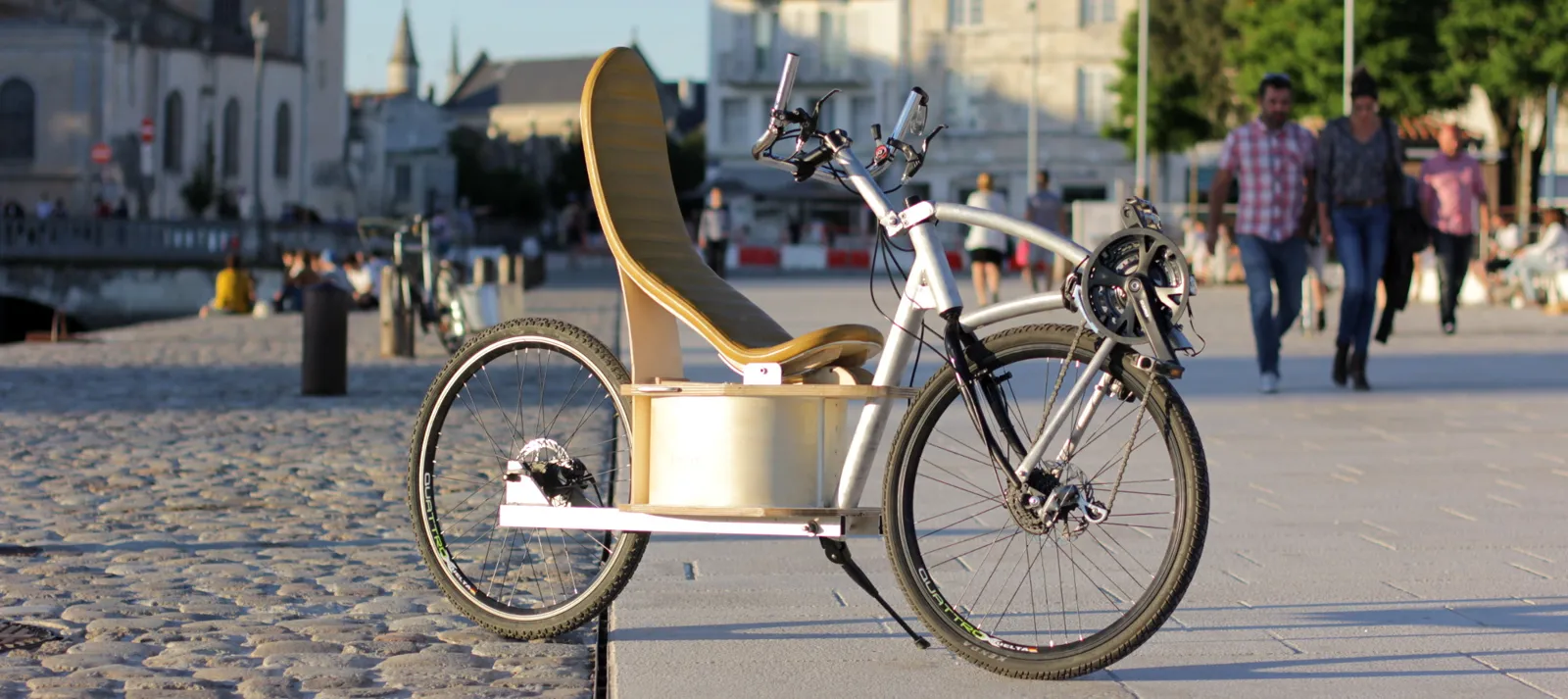 Vélo horizontal en aluminium et contreplaqué sur le quai