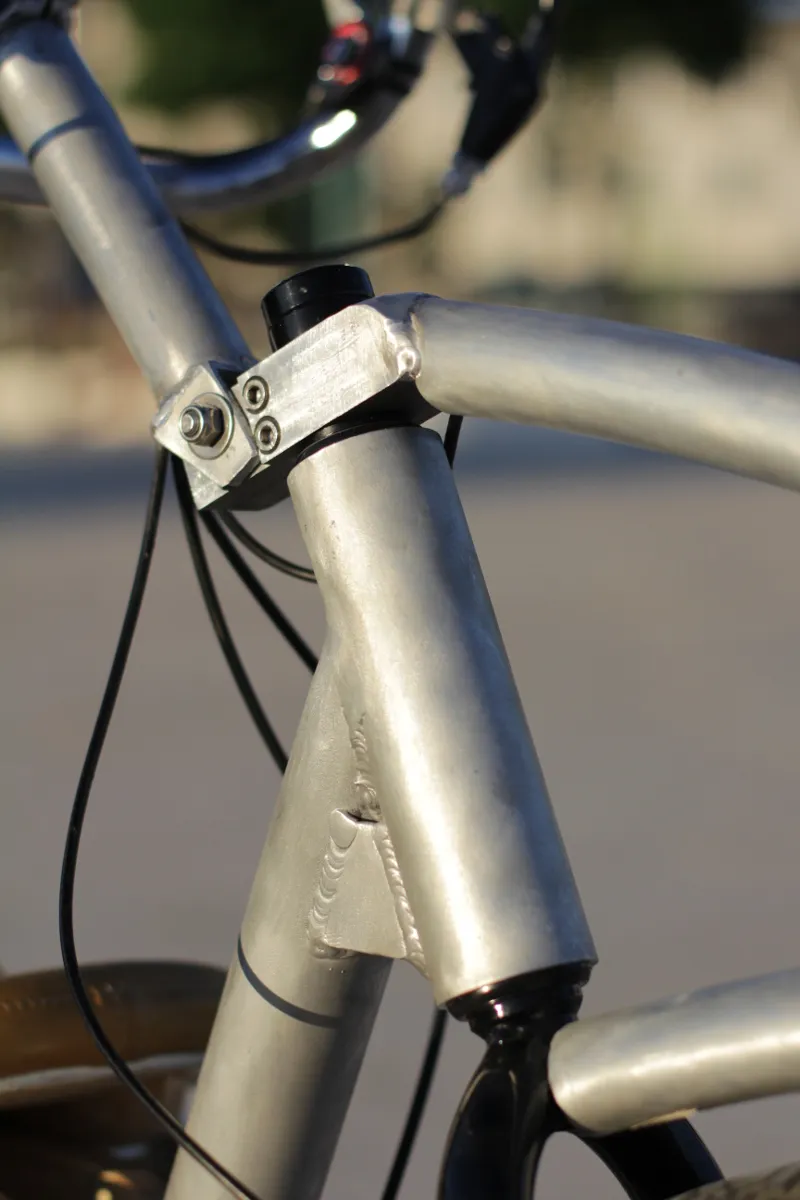 Détail de la direction en aluminium du vélo horizontal