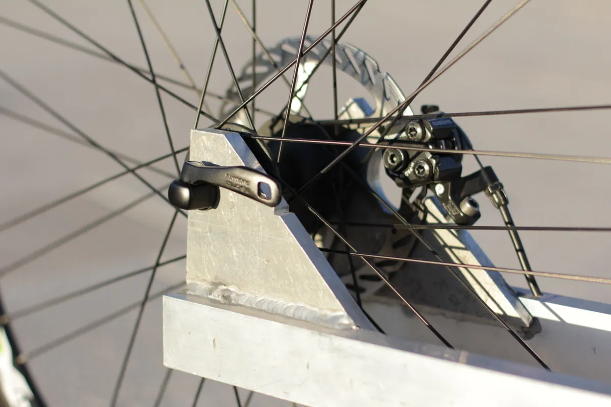 Détail de l’étrier et du disque de frein du vélo horizontal
