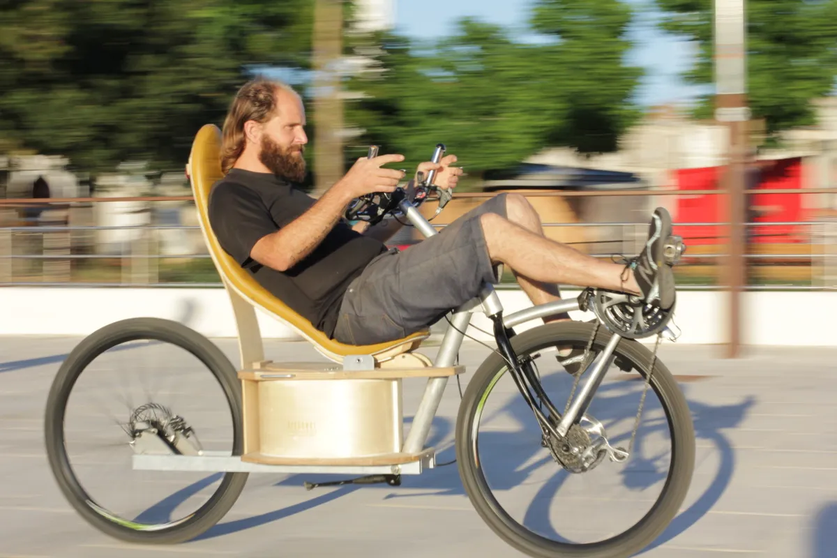 Vélo horizontal à traction directe en mouvement